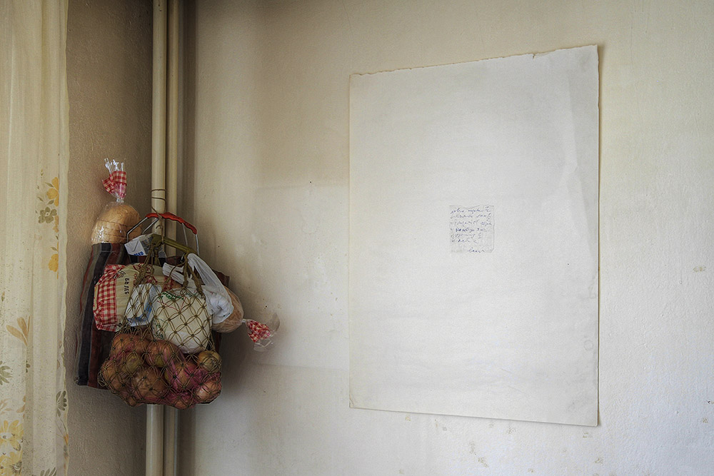 Simon-Uzunovski-Energy-1976-2012 Симон Узуновски Енергија, 1976-2012, (дело во процес), прехрамбени производи и две торбички за пазарење, променливи димензии